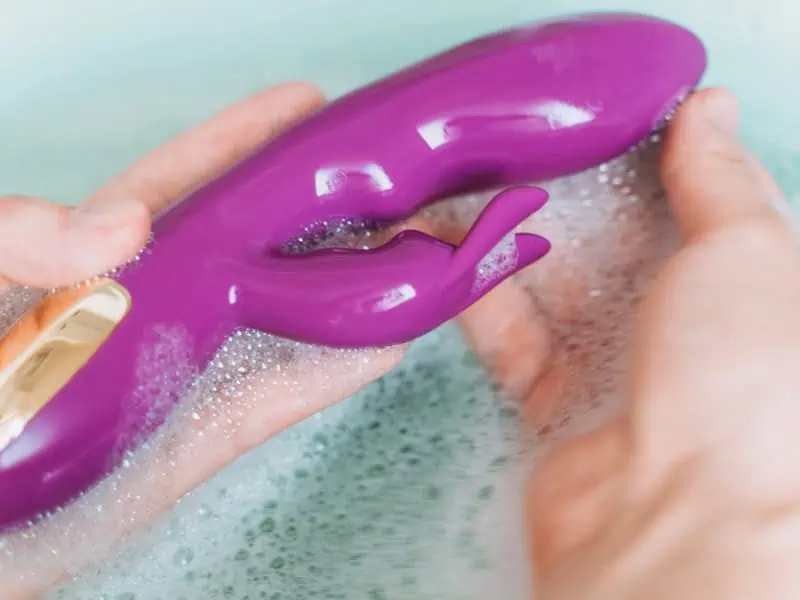 entretien d'un vibromasseur rabbit lovatoy avec eau savonneuse