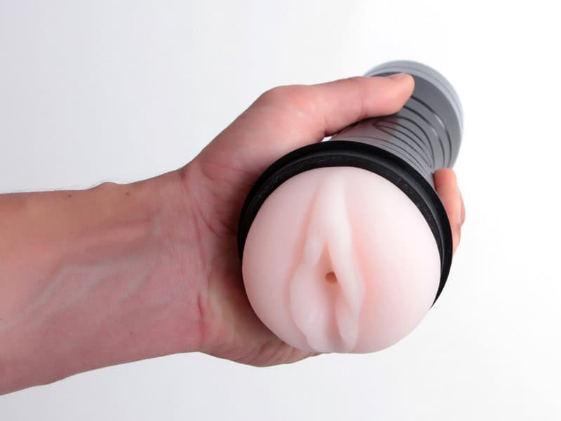 homme avec masturbateur en silicone lovatoy