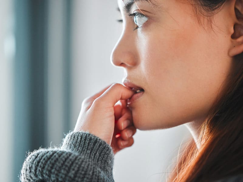 femme se rongeant les ongles conséquence du manque de sexe