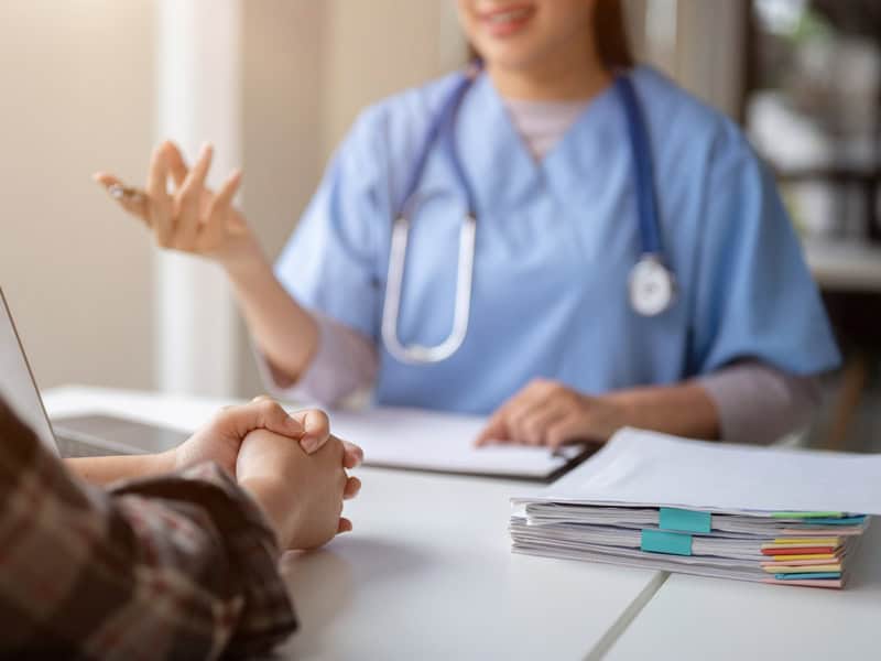 Docteur expliquant que le sexe est bon pour la santé
