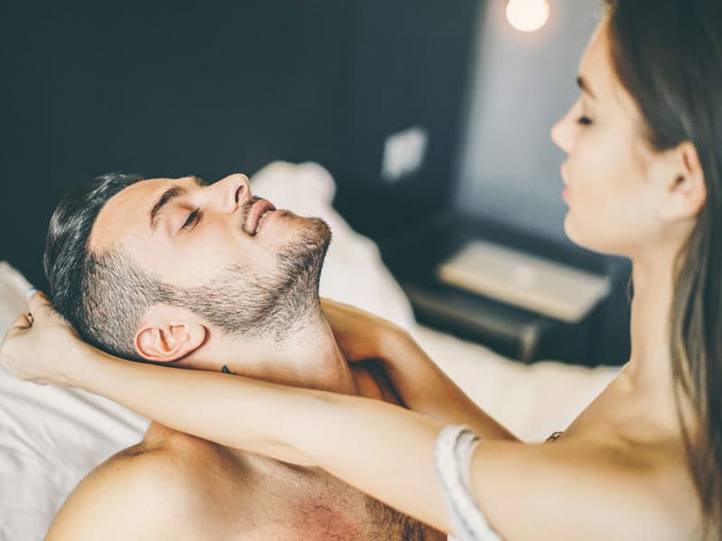 Femme et homme excités avec les préliminaires lovatoy