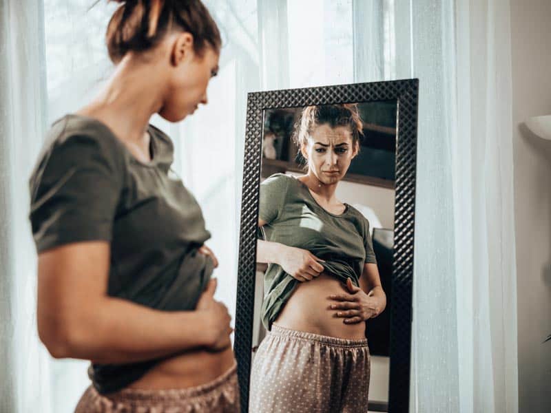 femme qui regarde son ventre car elle est enceinte lovatoy