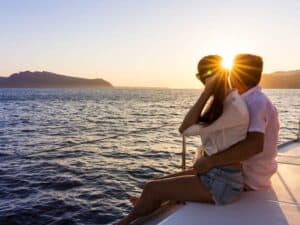 couple riche sur un voilier au coucher du soleil lovatoy