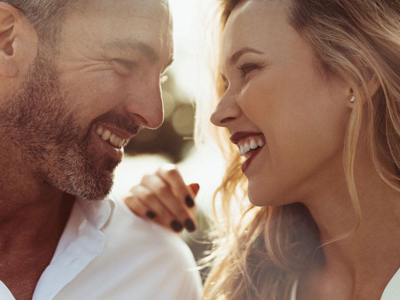 Couple heureux avec argent lovatoy