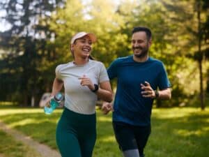 couple épanouit en faisant du sport