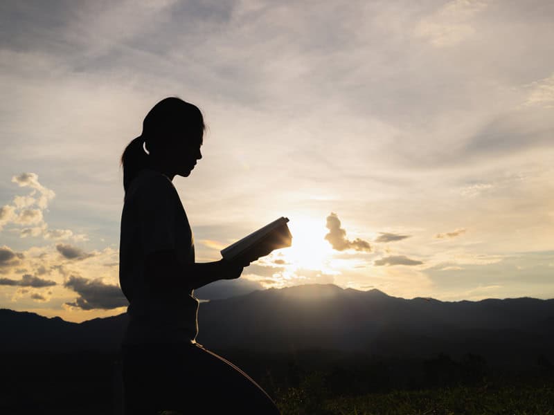 Femme lisant la bible lovatoy