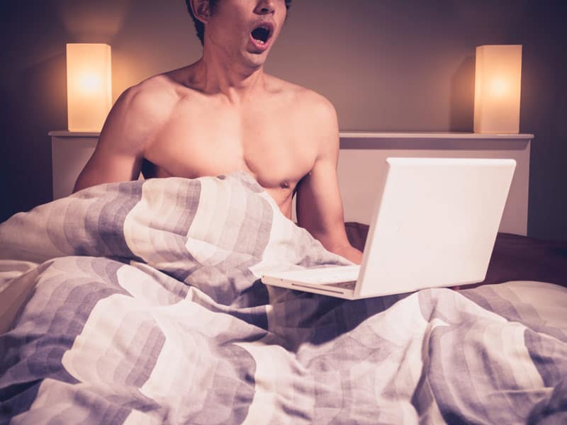 Homme se masturbe devant un PC portable et a un orgasme