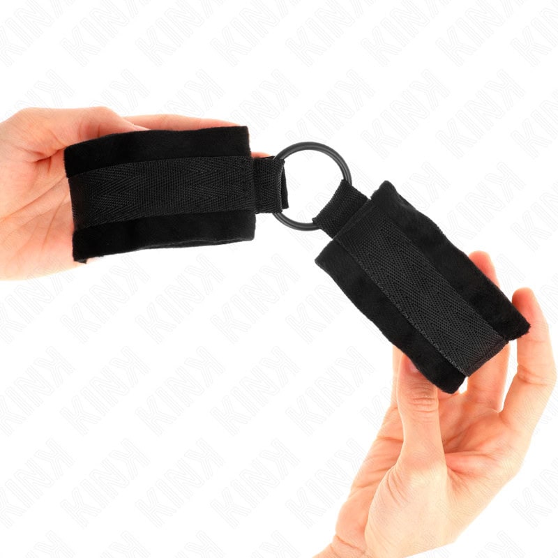 KINK - MANCHETTES DÉBUTANT FOURRURE 25 CM AVEC O-RING 4 CM NOIR AJUSTABLE 15-25 CM – Image 3