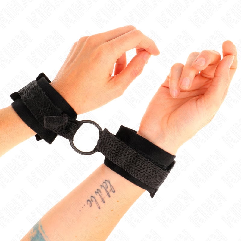 KINK - MANCHETTES DÉBUTANT FOURRURE 25 CM AVEC O-RING 4 CM NOIR AJUSTABLE 15-25 CM – Image 4