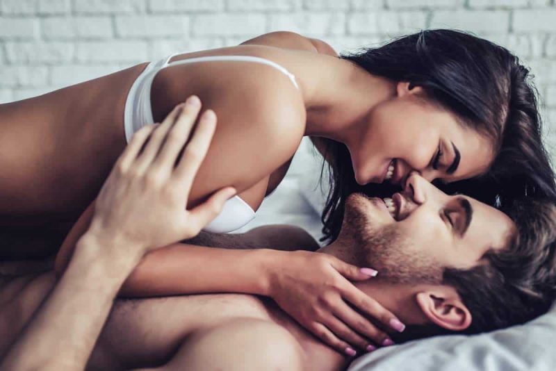 couple heureux montrant un homme et une femme lovatoy